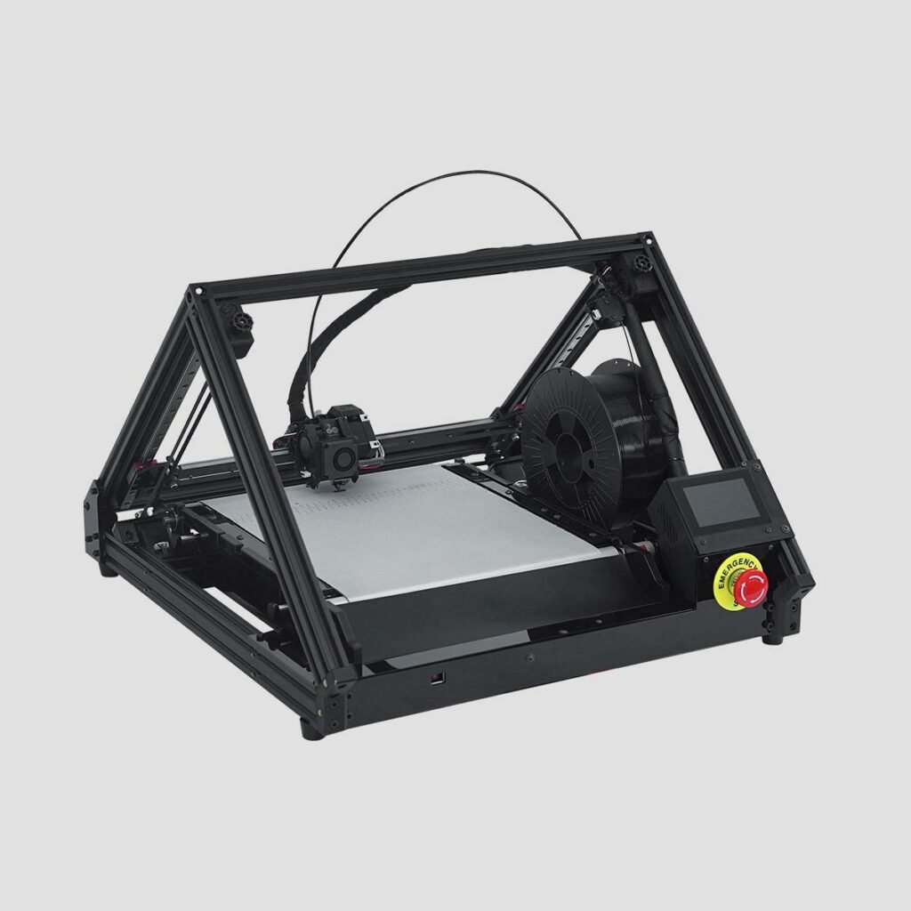 3D Fließband Drucker ONE PRO mit pyramidenartigem Aufbau, schwarzem Rahmen und silbernen Druckbett; schwarze Filamentspule im Bauraum, welche sich direkt hiter Bildschirm und Notaus Knopf befindet