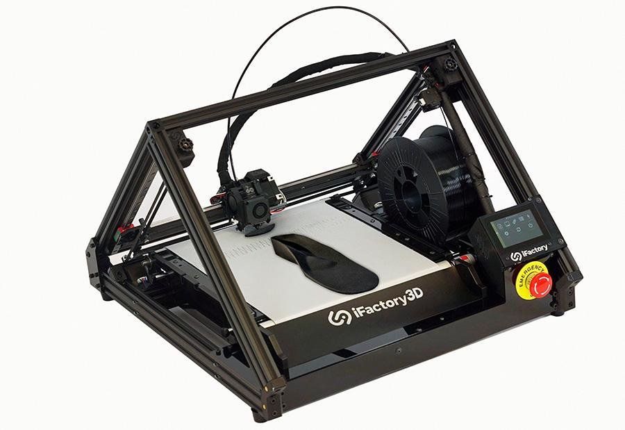 Produktfoto des One Pro 3D Fließband Druckers, mit orthopädischer Einlage auf dem Druckbett.