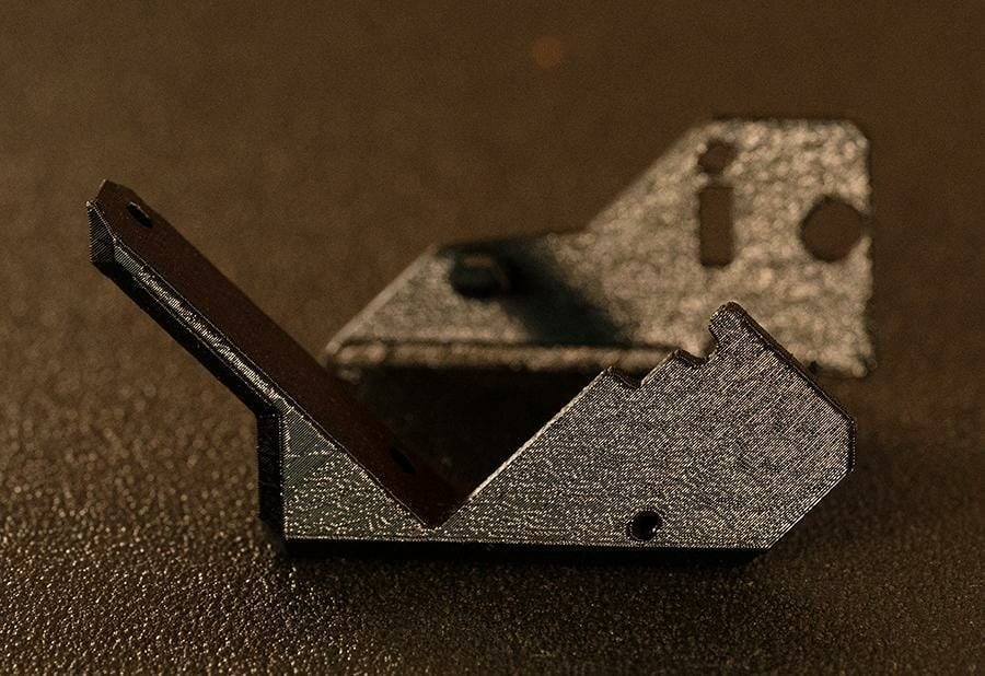 Bauteil des 3D Fließband Druckers One Pro von iFactory3D, 3D gedruckt mit schwarzem PETG Filament.
