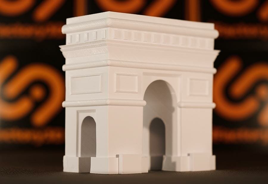 Hohlgedruckte Miniatur vom Arc de Triomphe aus weißem PLA Filament.