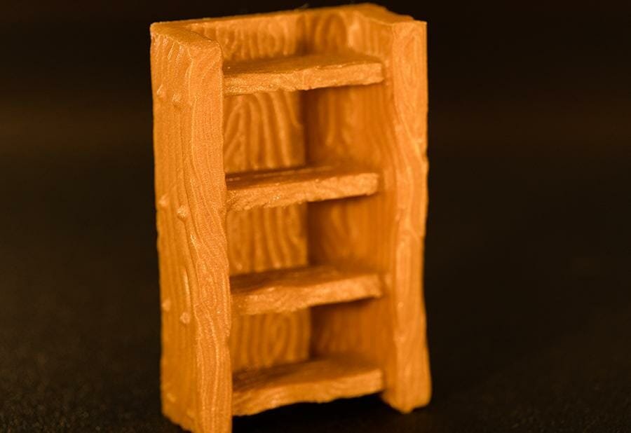 Goldenes 3D gedrucktes Regal für ein maßstabsgerecht für ein Puppenhaus, mit 4 Brettern und Holzmaserung.