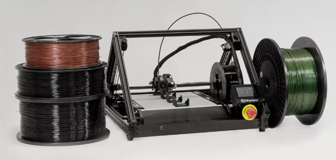 Studioaufnahme 3D-Fließband-Drucker von iFactory3D: One Pro bei Serienproduktion