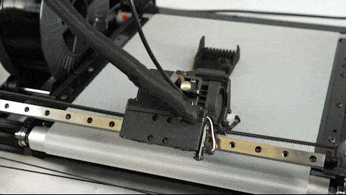 Hier sehen Sie von oben auf den Druckprozess. Die einfachen Zugänge zur Spannung und Kalibrierung des Fließbands sind einsehbar.