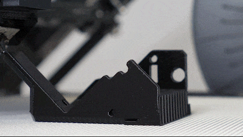 Hier sehen Sie eine Großaufnahme eines mit dem 3D Drucker in Fließbandfertigung hergestgestellten Bauteils.
