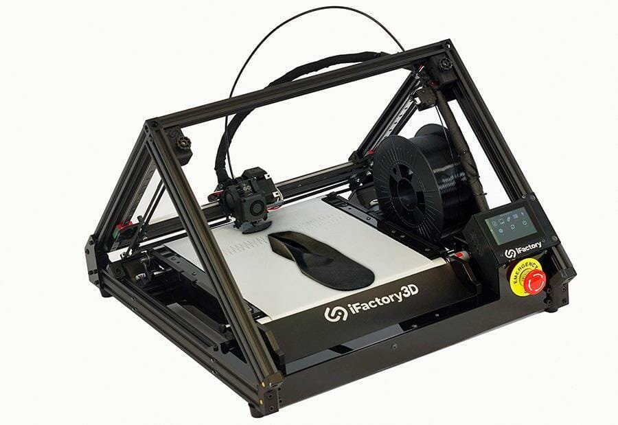 Produktfoto des One Pro 3D Fließband Druckers, mit orthopädischer Einlage auf dem Druckbett