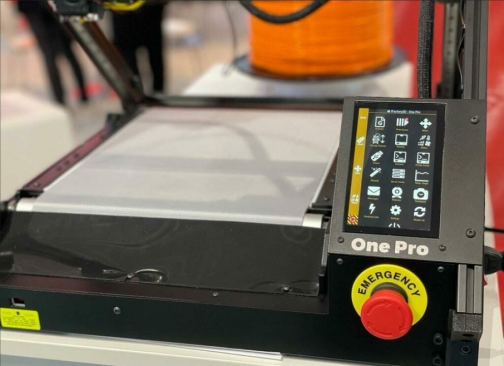 Der One Pro 3D-Fließbanddrucker mit einem vertikal montierten 5-Zoll-Touchdisplay.