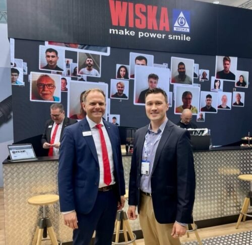 Ronald Hoppmann, Geschäftsführer WISKA Hoppmann GmbH mit Artur Steffen, Geschäftsführer iFactory3D gemeinsam auf dem Messestand von WISKA auf der Hannover Messe 2023