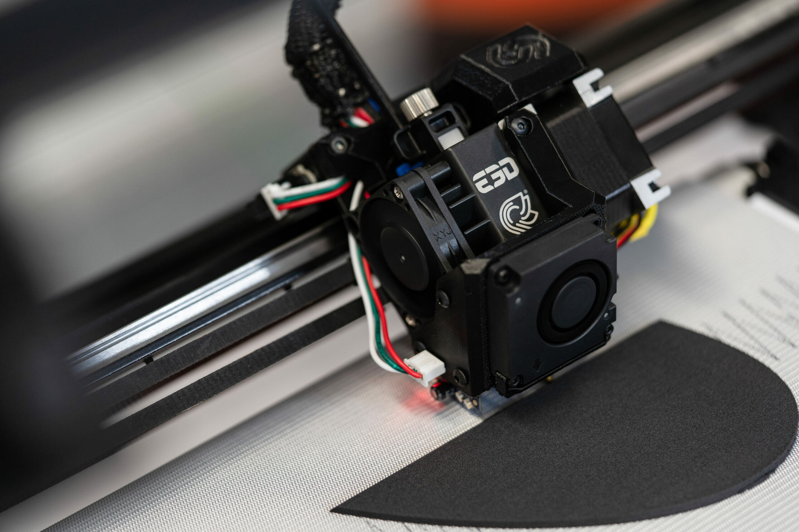 Angefangener Druck auf einem 3D-Drucker mit Fließband
