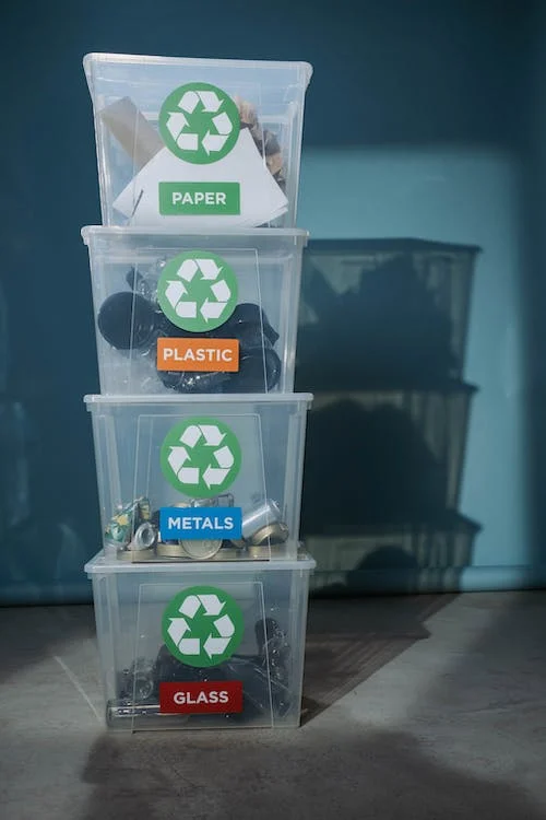 Boxen für das Recycling verschiedener Materialien wie Metall, Glas, Kunststoff, Papier zur Verdeutlichung der Materialeinsparungen und damit verbundenen Nachhaltigkeit bei Produktion mit 3D-Druck.