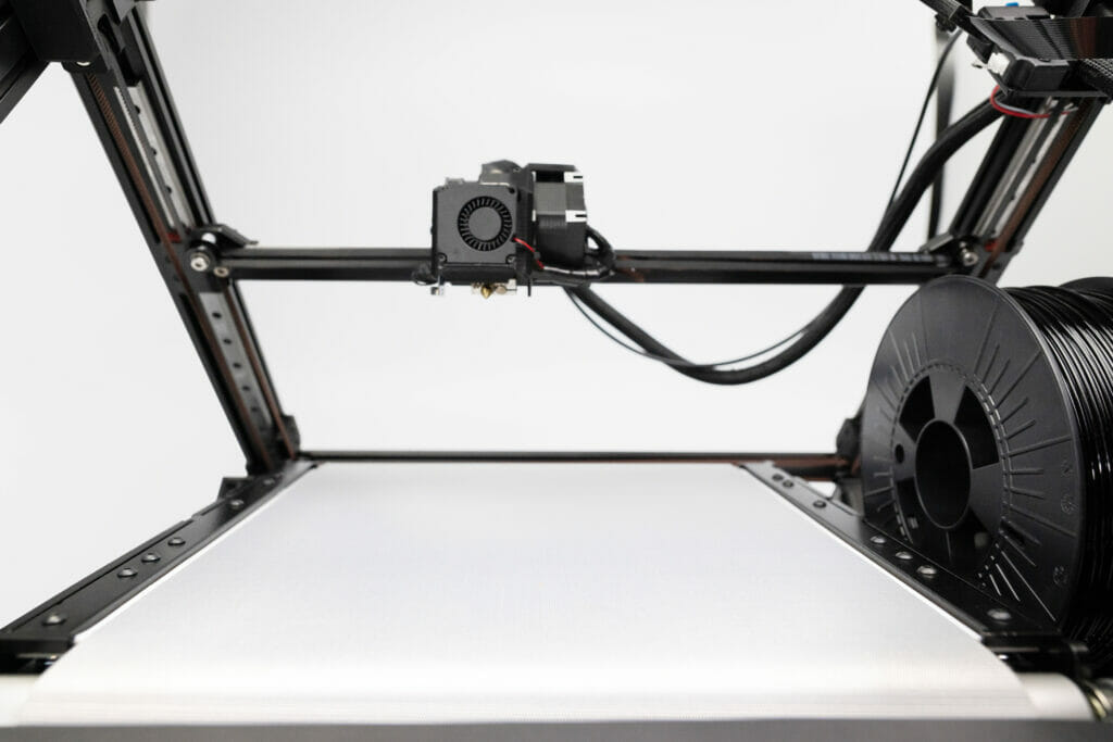 One Pro 3D-Fließbanddrucker im Close-Up, mit Fokus auf dem silbernen Fließband für Endlosproduktion.