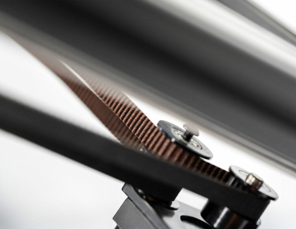 Close-Up auf die 3D-Fließbanddrucker Bewegungsmechanik, hier die Aufhängung der GT2-Belts.