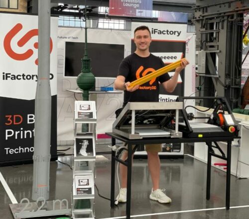 Founder Artur Steffen at the DDD23 booth with One Pro and prototype of the new product series for automated additive manufacturing.