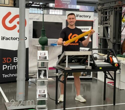 Gründer Artur Steffen auf dem Stand vom DDD23 mit One Pro und Prototyp der neuen Produktserie für automatisierte additive Fertigung.