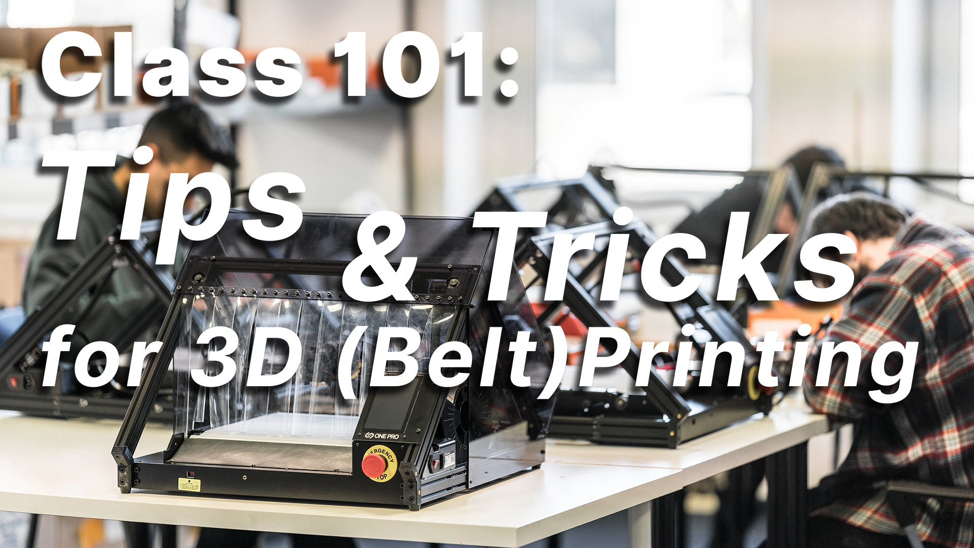 "Class 101: Tips & Tricks for 3D (Belt) Printing" steht über einer Aufnahme von mehreren Fließbanddruckern auf einem großen Tisch, umringt Personen, die sich jeweils über etwas auf dem Tisch vor sich beugen.