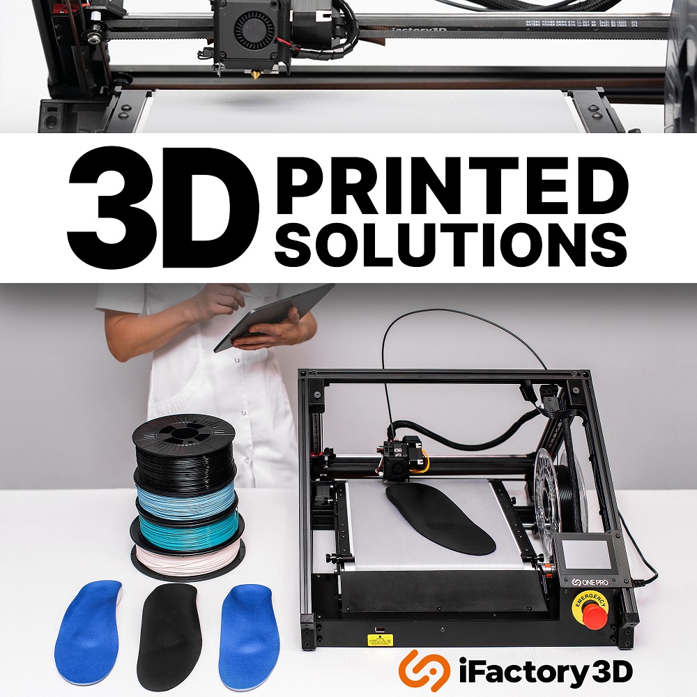 Der One Pro 3D-Fließbanddrucker von iFactory3D ist mit seinem Automatisierungsgrad und der additiven Fertigungsweise ideal für die orthopädische Schuhsohlen-Produktion. Auf dem Bild sind Details des Druckkopfes sowie ein Produktbild mit verschiedenen Einlegesohlen zu sehen, sowie der Aufschrift: "3D PRINTED SOLUTIONS"