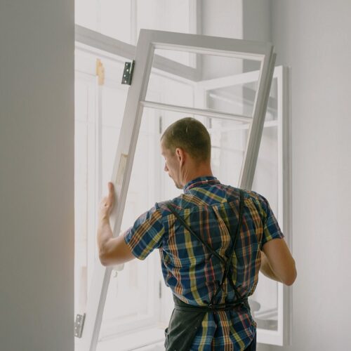 Fensterscheibe wird in Rahmen eingesetzt