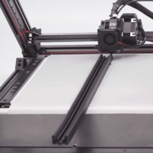 Der iFactory3D One Pro beim Druck eines flexiblen Profil aus TPU. Das Druckteil ragt schon zu einem Drittel über das Druckbett hinaus.